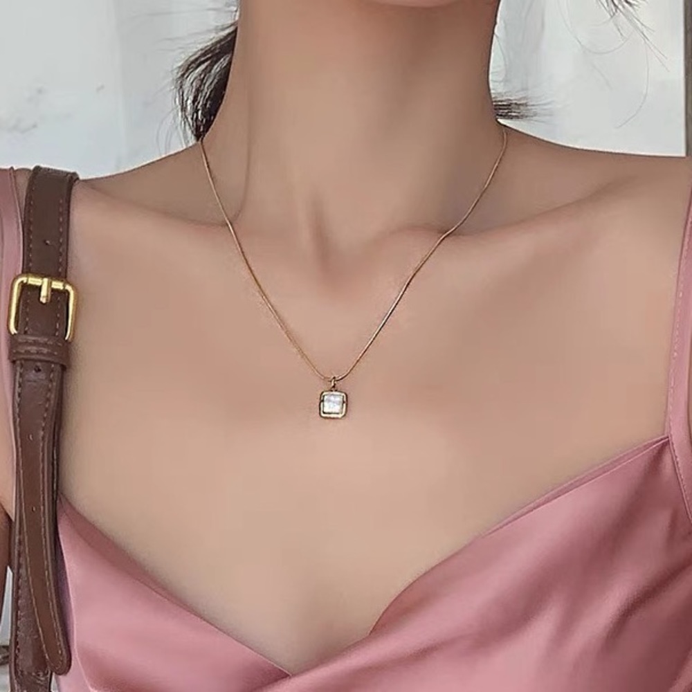💎 BOGO‼️ Rectangle Pearl Gold Necklace - Picture 6 of 7